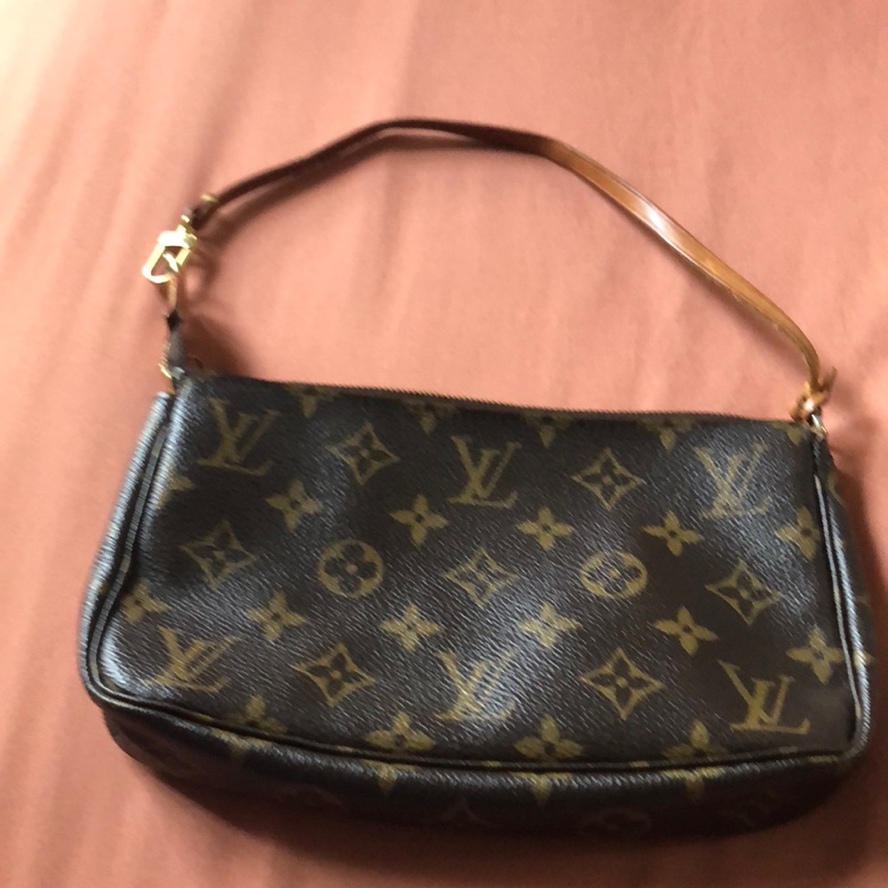 Louis Vuitton pouchette